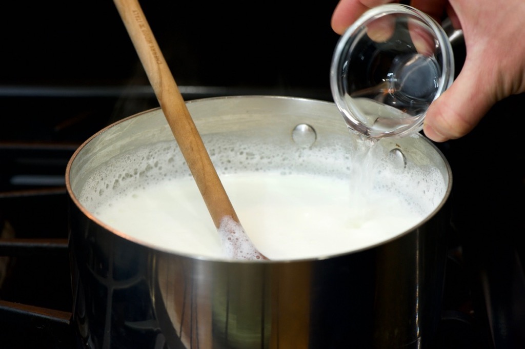 pouring the vinegar